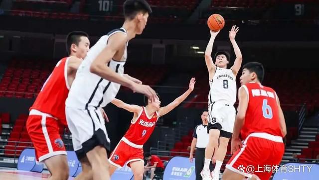 然后，他突然大喊‘哇，曼联也想要你！